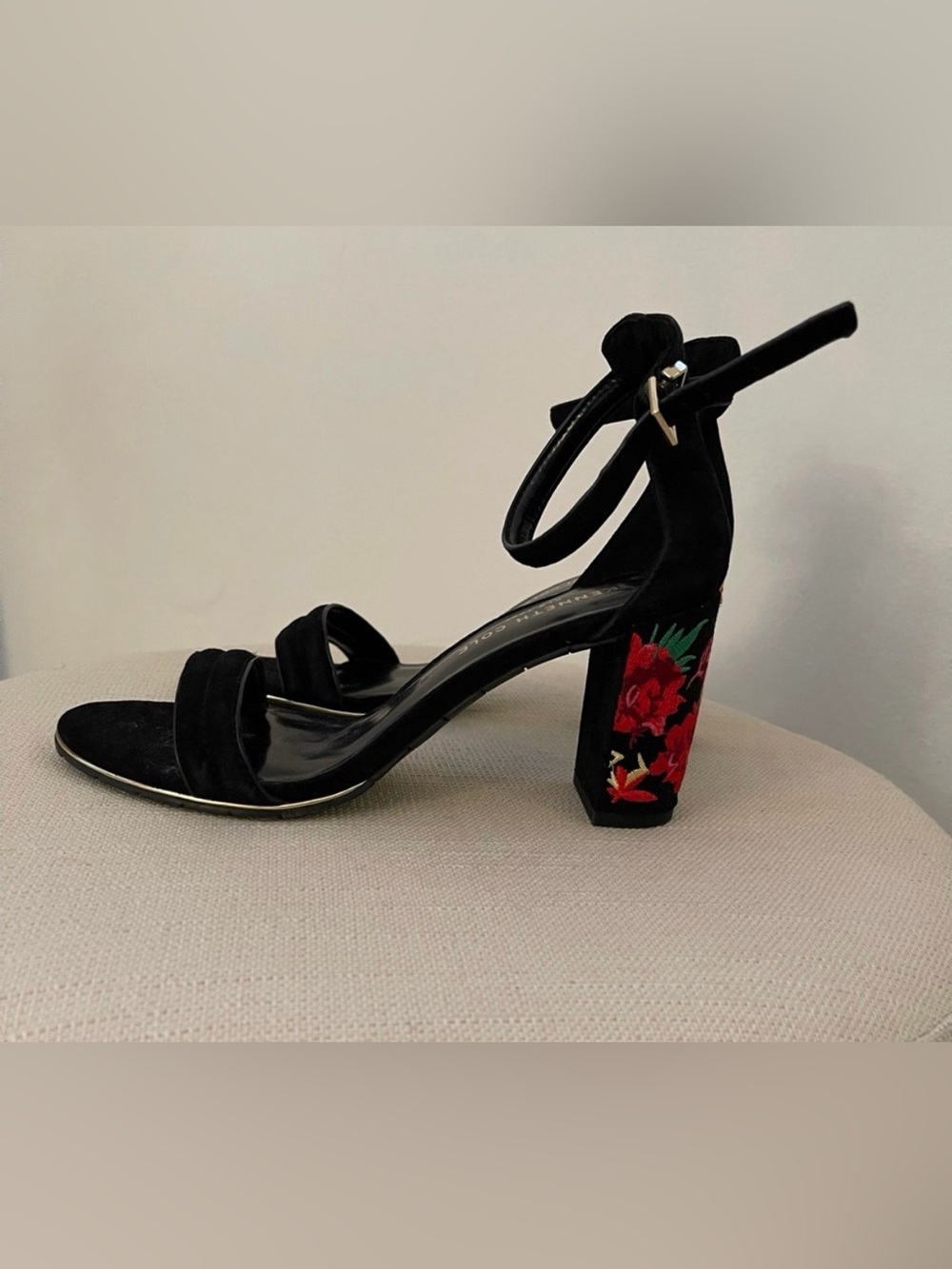 LIKE NEW  Kenneth Cole New York "Lisa" Embroidered Block Heel Sandals